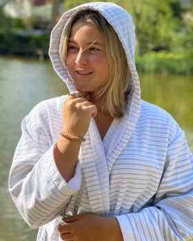 Hjemmekaabe og morgenkaabe med haette i hvid og graa. 100 bomuld..