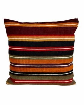 Kelim pude 118 som måler 50x50 cm har fine striber i mange smukke farver