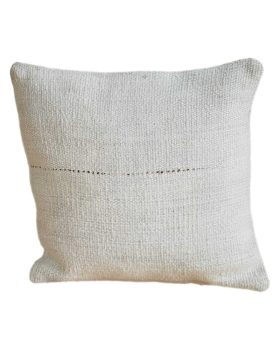 Lys kelim pude 126 med et strejf af brun farve er lys og leveres med inderpude