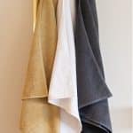 Badehåndklæder Organic Hearts fra finehome i hvid grå og sand fra finehome