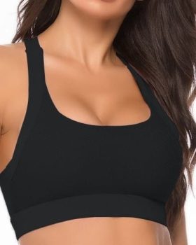 sports bh og sort træningstop med indlæg til kvinder