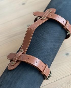 Fin bærestrop i PU læder til nem transport af yogamåtte