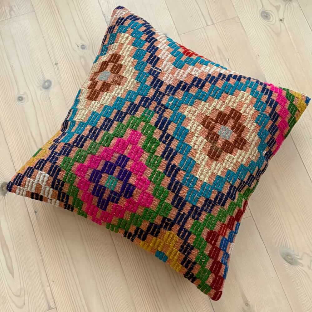 60x60 cm stor kelim pude med mønster i smukke farver