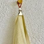 Læderstrop og håndklædeclips til nem ophæng af tekstiler