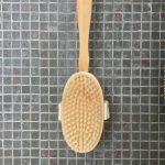 Badebørste kan hænges i strop på badeværelset