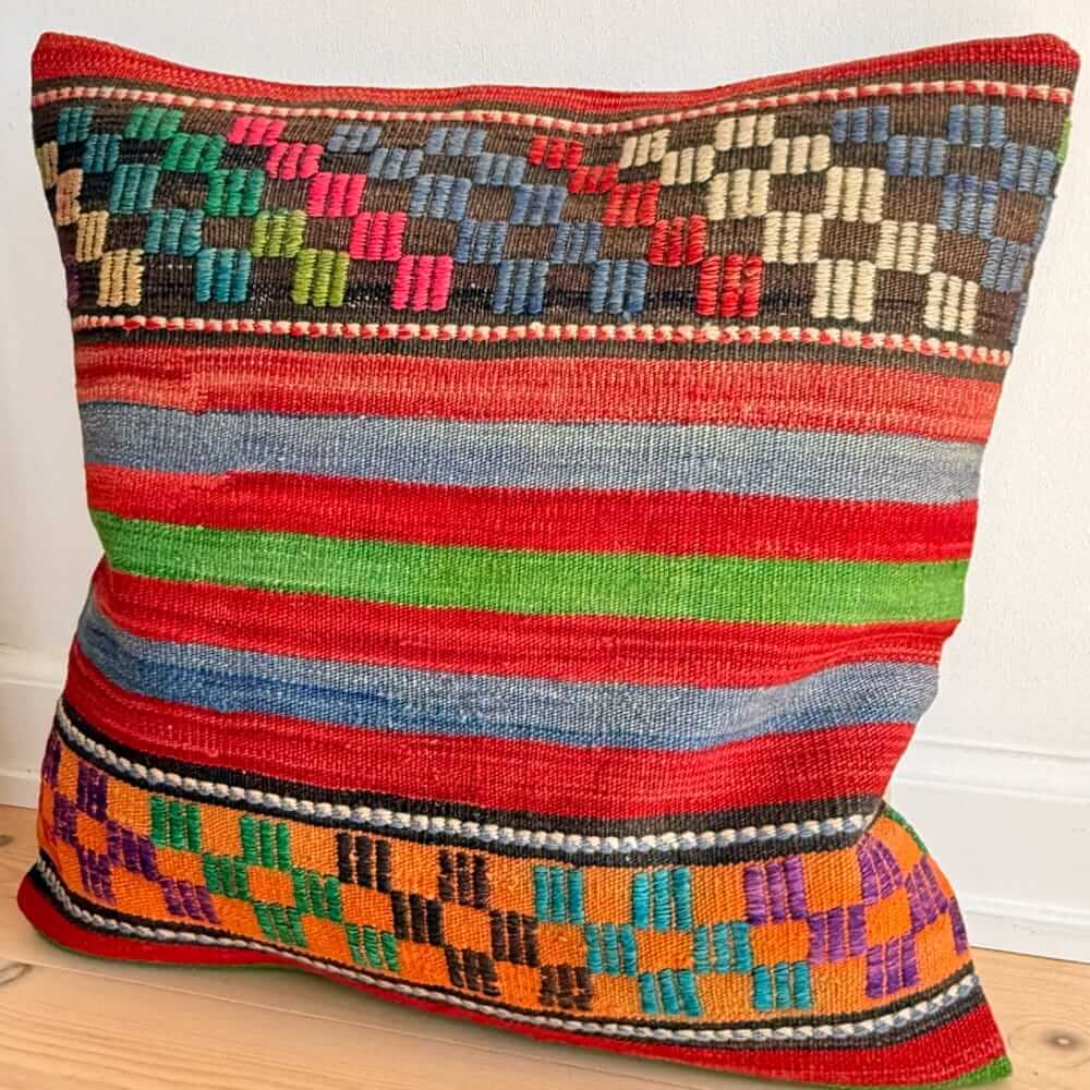 stor kelim pude 60x60 cm med blå, grønne og røde striber med mønster