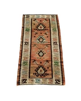 Skab hygge med et antik farvestrålende kelim tæppe i mange smukke farver. Tæppet er håndvævet og et meget smukt unikatæppe