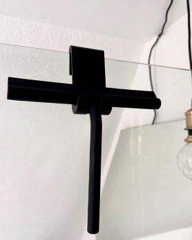 Sort skraber til badeværelse med holder