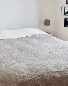 Eksklusivt sengetæppe 240x240 cm i lys grå og råhvid