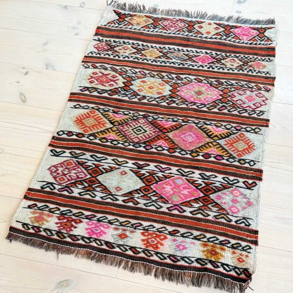 finehome kelim løber med mønster i flotte røde og lyserøde farver