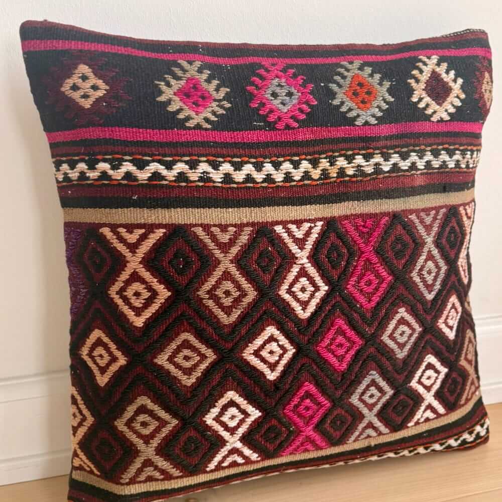 kelim pude 143, 50x50 cm i meget smukke pink, lyse, grønne, orange, lyse og mørke farver