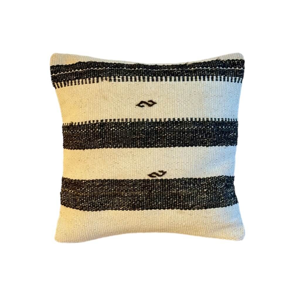 Kelim pude 132 i lyse og brune striber med smukke skrifttegn måler 40x40 cm