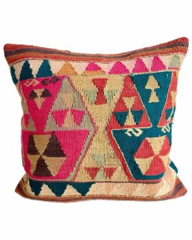 stor kelim pude 143 måler 50x50 cm og har et unikt mønster i lyserød, blå, brune og lyse farver