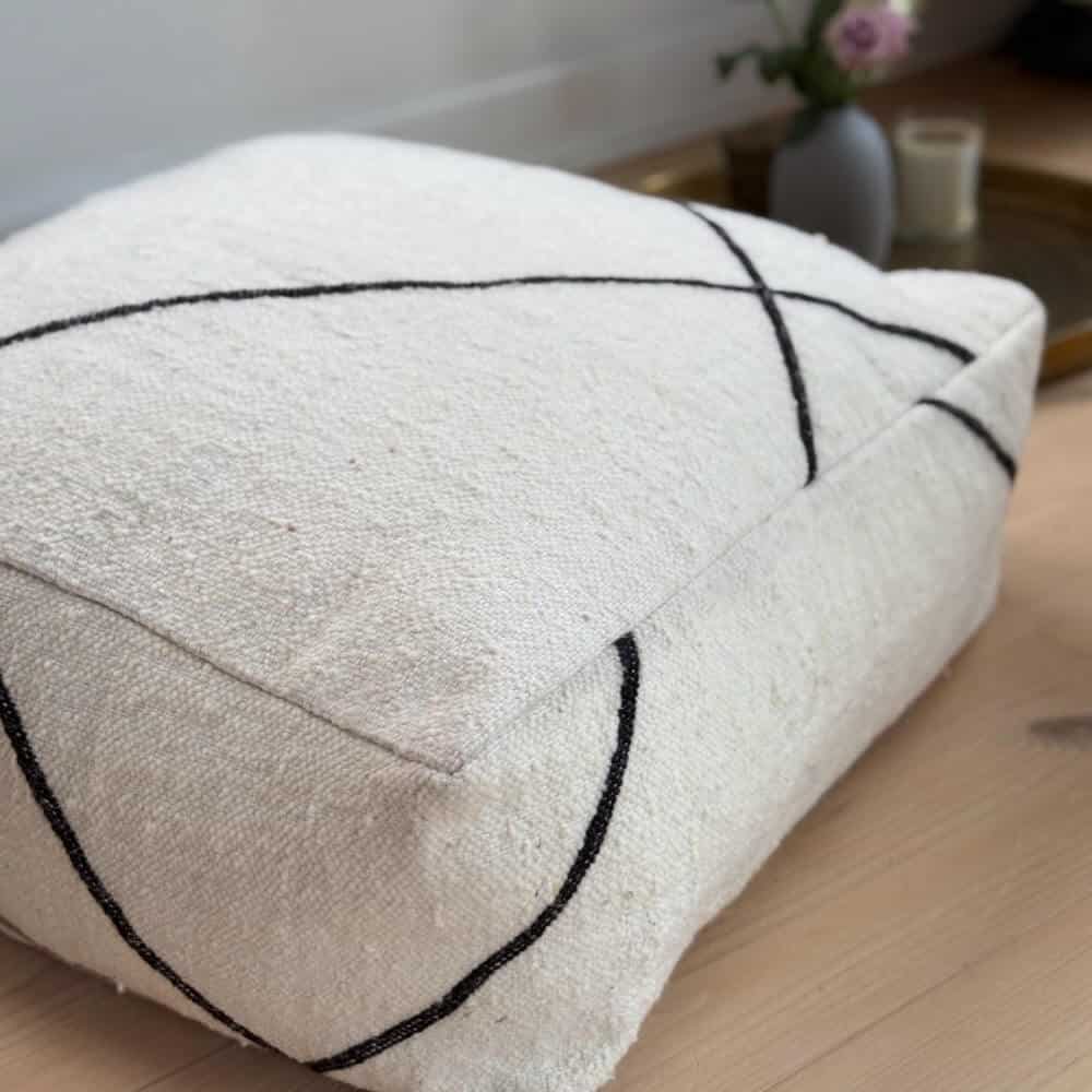 Håndlavet kelim puf fra finehome måler 60x60 cm og er 20 cm høj