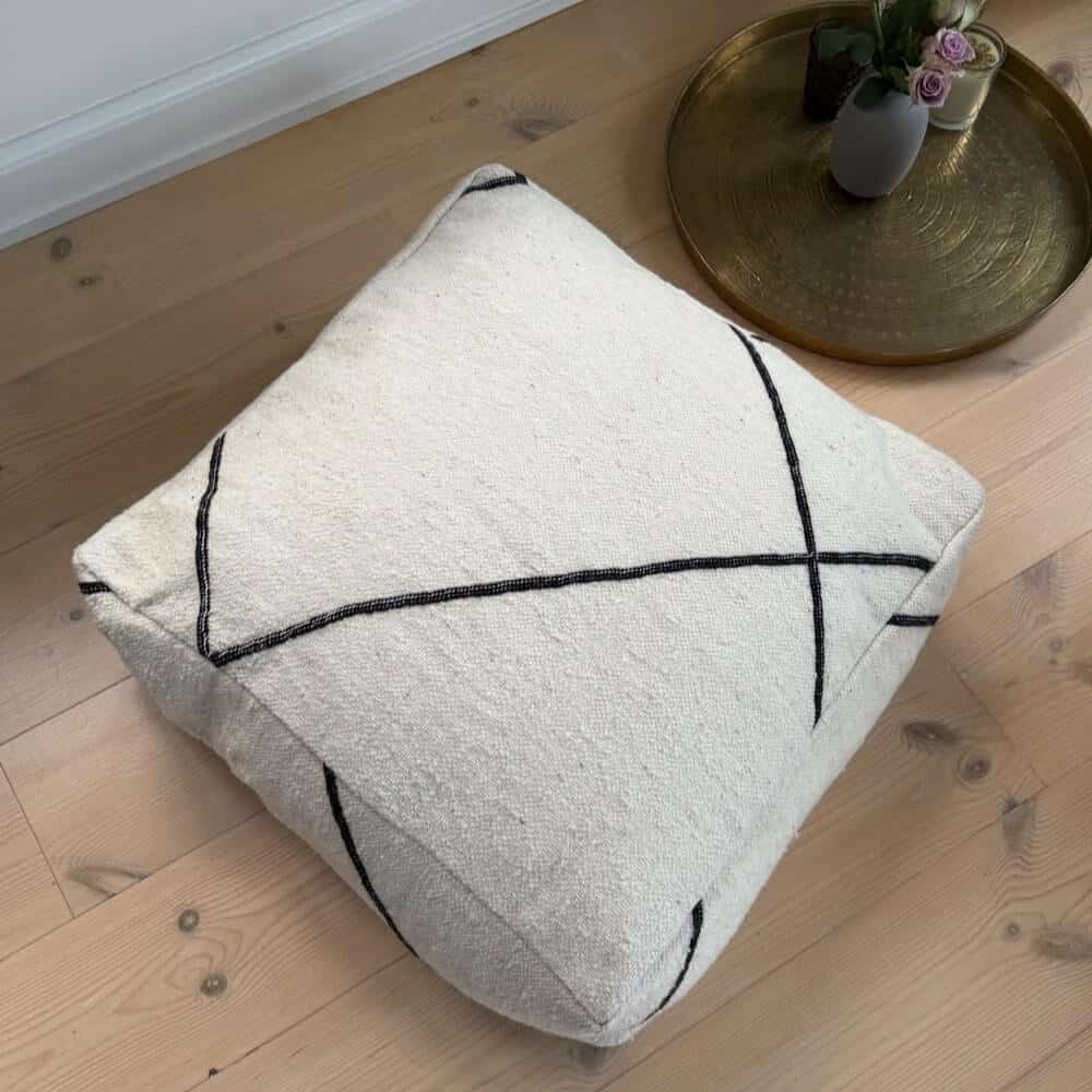 Firkantet kelim puf Marokko i råhvid med sorte striber