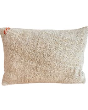 Lys kelim pude 150 med et strejf af orange måler 40x60 cm