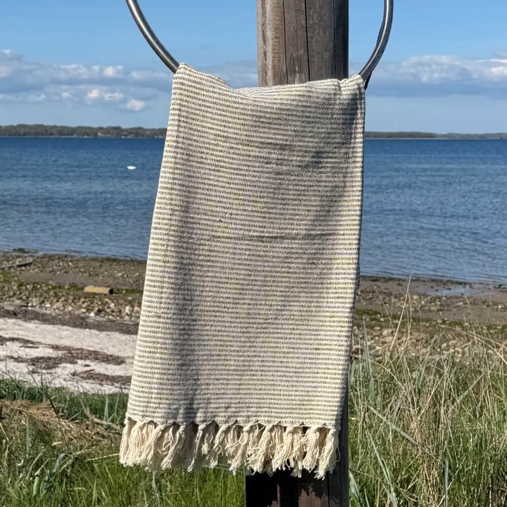 Plaid med mørkegrønne striber til picnic, sofa eller sengen 130x180 cm