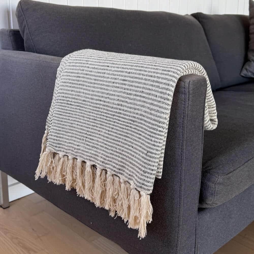 Plaid små fine striber til hygge i sofaen