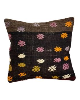 ægte kelimpude 162 fra finehome er mørk med smukt og unikt farvestrålende målster