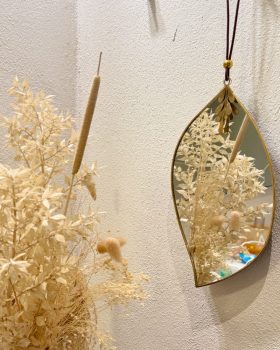 spejl med guldkant i lædersnor til ophæng