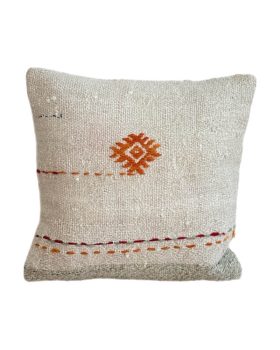 Lys kelim pude 45x45 med et strejf af orange