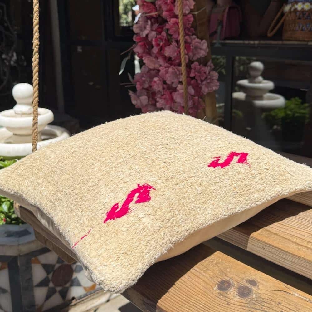 smuk lys kelim pude med et touch af pink