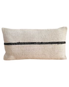 lys kelim pude 30x60 cm med en enkelt brun stribe