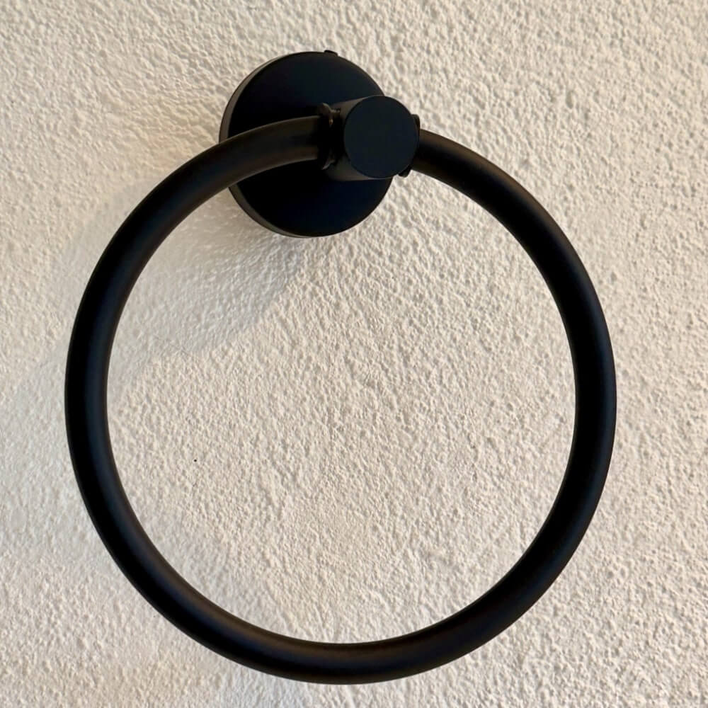 sort rund håndklædering måler 16 cm i diameter