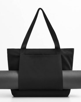 sort taske i kanvas til transport af yogamåtte og sportstøj