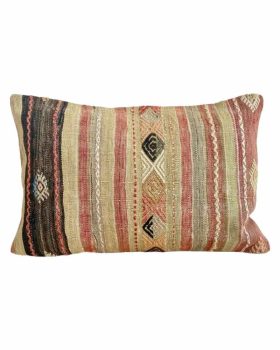 finehome kelim pude 1381 måler 40x60 cm og leveres med fyld