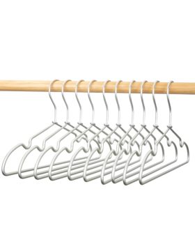 Aluminiumsbøjler fra finehome til elegant ophæng af voksentøj