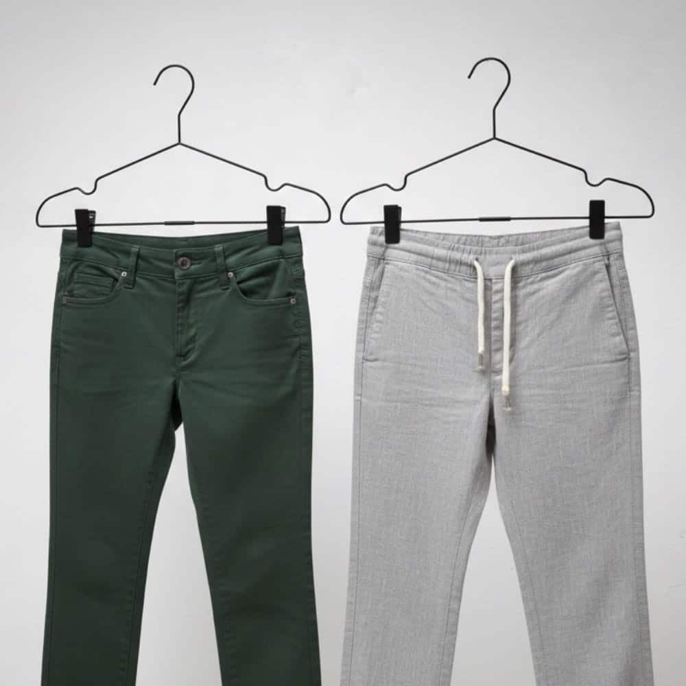 sorte voksen bøjler med klips måler 42 cm og har en diameter på 3 mm