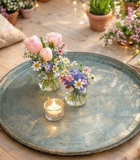 Stor kobberbakke til pynt og servering med lys og blomster