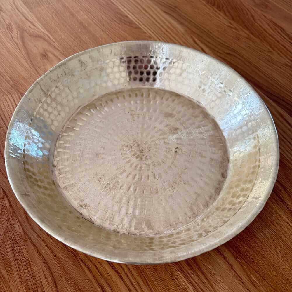 Hamret messingfad 35 cm i diameter og 5 cm høj