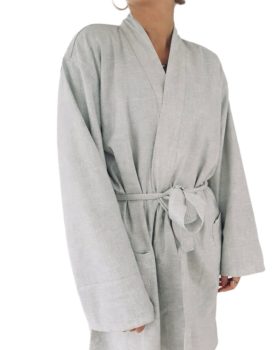 Lys grå badekåbe hør i størrelse one size fra danske finehome