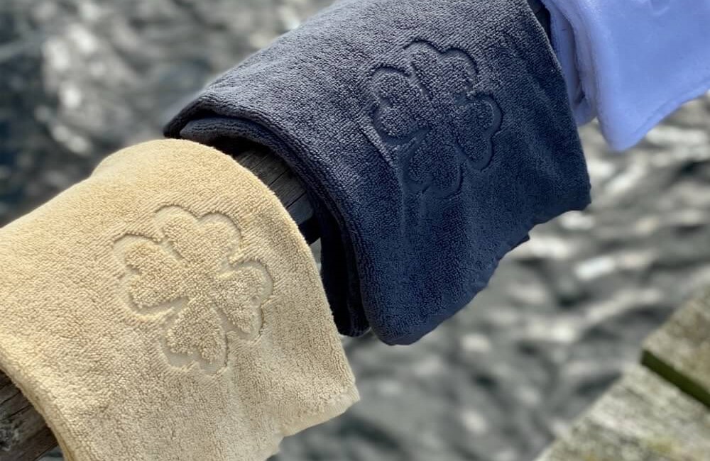 Sand og grå økologiske håndklæder fra finehome i eksklusivt danske design