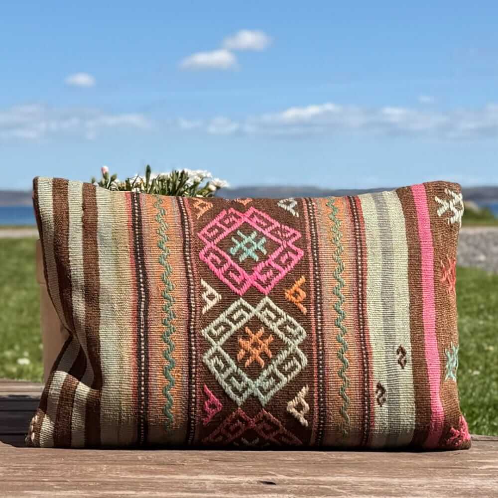 aflang smuk kelim pude 137 - 40x60 cm med unikt mønster i lyserød, brun og grøn