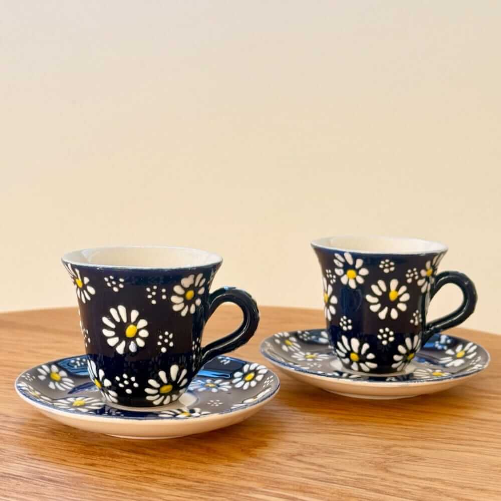 Små håndlavede kaffekopper i blå, hvid og gul
