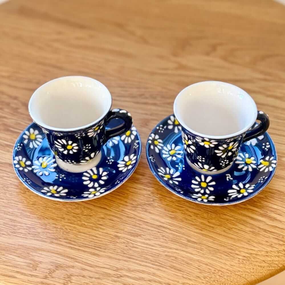 Sæt med små håndlavede kaffekopper i blå, hvid og gul
